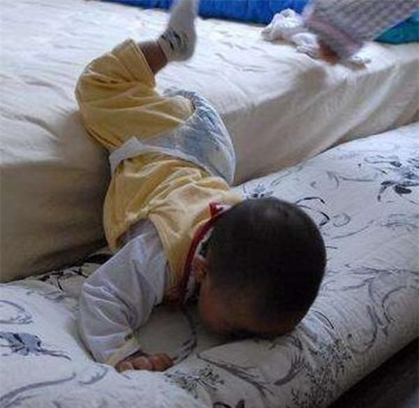 Con ngã từ trên giường xuống đất, cha mẹ đừng làm điều này Con nga tu tren giuong xuong dat, cha me dung lam dieu nay