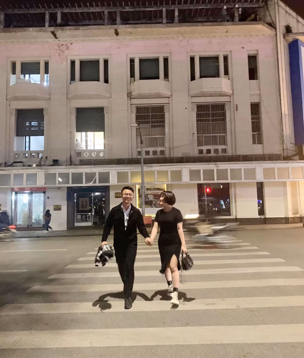 Chuyen tinh 'bi mat noi cong so' cua chang nhan vien va sep hon 4 tuoi-Hinh-4