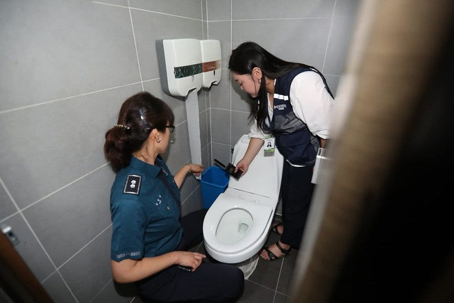 Nha ve sinh nu cua dai KBS bi gan camera quay trom-Hinh-2