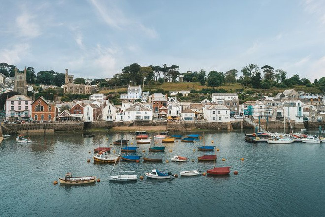 Chốn nghỉ dưỡng của Gordon Ramsay được bao quanh bởi cảnh sắc phố xá, thiên nhiên phong phú.