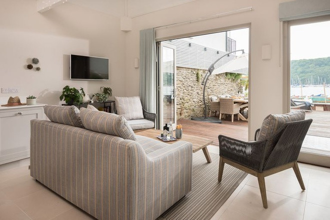 Không gian thư giãn nằm sát hiên nhà được bài trí tinh tế với những nội thất đơn giản để đem lại cảm giác gần gũi, ấm cúng.