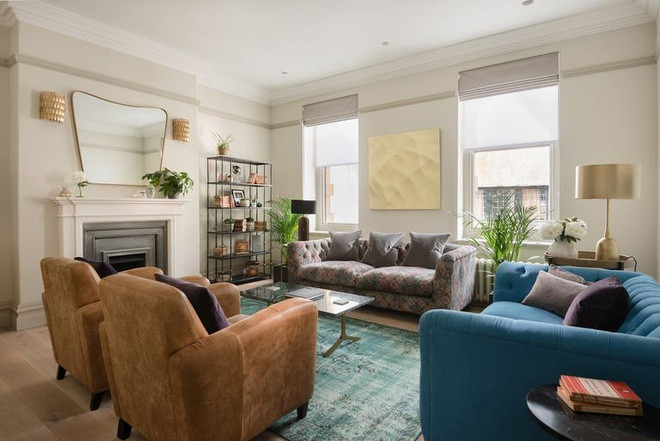 Phòng khách rộng rãi, sáng sủa, thoáng đãng, nổi bật với bộ sofa cỡ lớn cùng những gam màu sang trọng, bắt mắt.