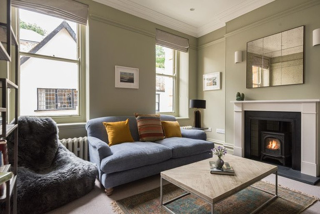 Căn nhà 3 tầng được thiết kế với phong cách kiến trúc cởi mở, đem đến sự hài hòa giữa không gian bên ngoài và các khu vực sinh hoạt bên trong. Trần nhà cao cùng các ô cửa bao quanh đem đến sự thông thoáng và ánh sáng tự nhiên.