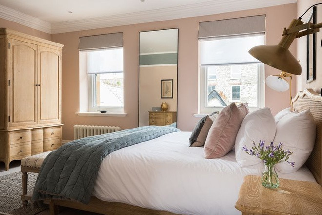 Phòng ngủ chính trang nhã, thanh lịch với những tông màu dịu nhẹ.