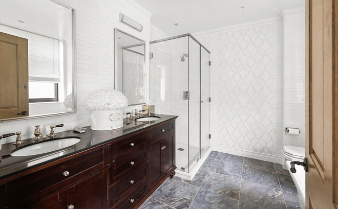 Phòng tắm chính sang trọng được trang bị đầy đủ tiện nghi cao cấp.