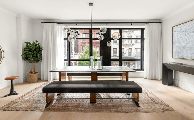 Phòng ăn sáng sủa, có tầm nhìn ra phố phường sầm uất. Nội thất tại đây đơn giản nhưng được bài trí tinh tế.