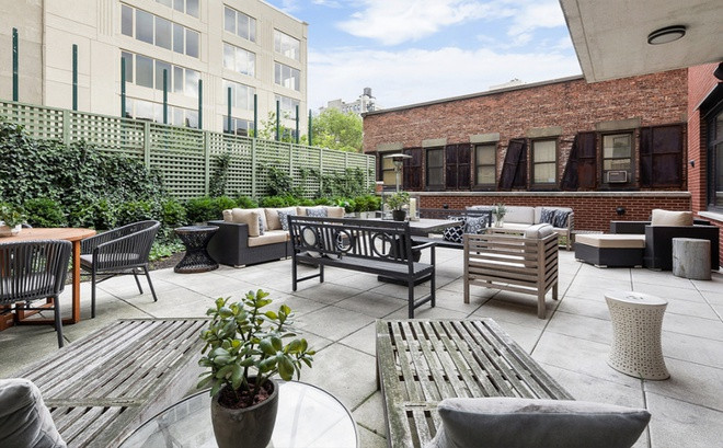 Không gian thư giãn ngoài trời rộng gần 140 m2 với những bộ bàn ghế phục vụ việc ăn uống, trò chuyện, và ngắm cảnh.