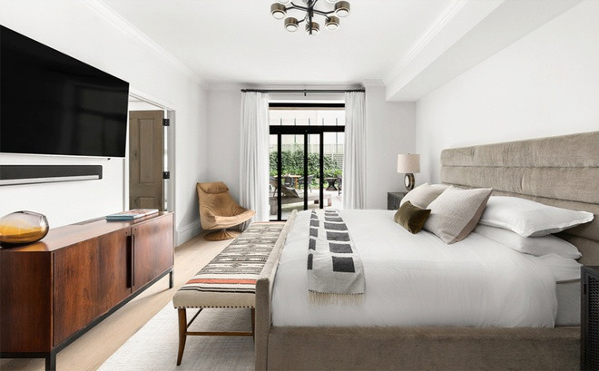 Phòng ngủ chính rộng lớn, trang nhã được tích hợp với một phòng chứa quần áo và một phòng tắm. Tông màu trắng chủ đạo đem lại cảm giác dịu nhẹ cho căn phòng này.