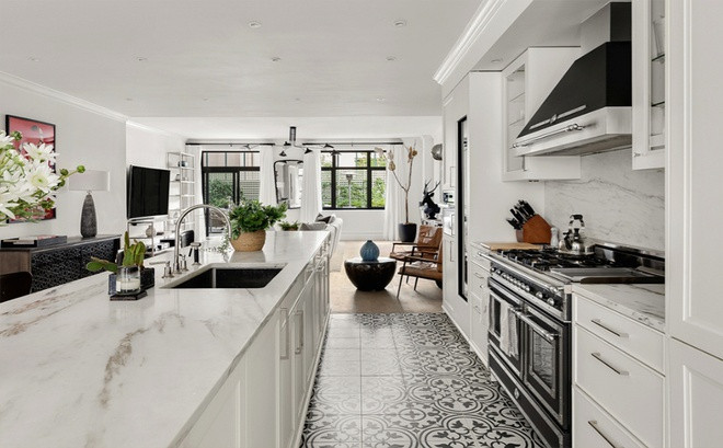 Nhà bếp lộng lẫy, sang trọng với điểm nhấn là mặt bàn đảo được làm từ đá cẩm thạch. Khu vực này được trang bị hàng loạt công cụ nấu nướng cao cấp, hiện đại.