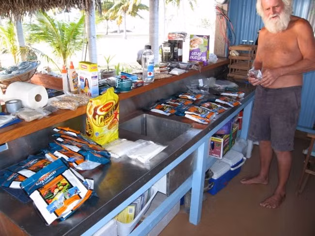 Giờ đây, ông có một hình nộm phụ nữ sống cùng và coi đó như là người bạn gái.