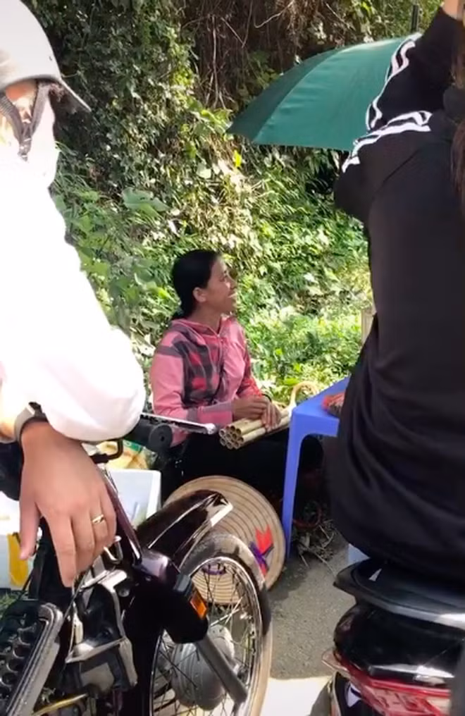 Bà Lý cũng vui vẻ trò chuyện cùng người hâm mộ, tuy có chút ngại ngần: "Các cháu nhớ đăng ký kênh ủng hộ cho bà nhé". Thời gian qua, bà Lý đã liên tục vấp phải những chỉ trích của cộng đồng mạng. Chính những câu chuyện ngoài đời thực như thế này đã khiến mọi người có cái nhìn thiện cảm hơn về bà.