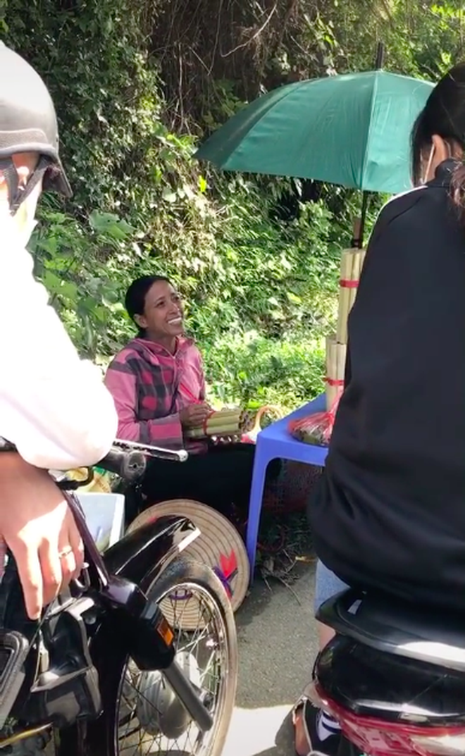 Hình ảnh bà Lý giản dị ngồi bên bó cơm lam đã nhanh chóng lan truyền trên mạng xã hội. "Nhìn bà chân chất quá. Trên mạng xã hội và ngoài đời, bà Lý như hai con người khác biệt. Mong bà đừng ra những video có nội dung phản cảm, gây khó chịu nữa mà tập trung vào buôn bán. Ai gặp bà ở ngoài đời cũng quý, chứng tỏ kênh YouTube kia đã khiến người khác nhìn bà không đúng rồi, có phải không?"