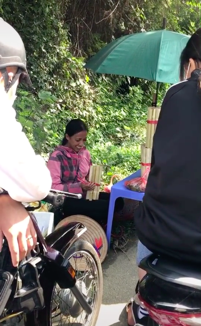 Mới đây, một khán giả tình cờ đi du lịch lại Ba Vì (Hà Nội) đã vô tình gặp được bà Lý. Nhận ra bà, nhiều người đã vào hỏi han, trò chuyện và xin chụp ảnh cùng. Khác với những gì mọi người tưởng tượng, bà Lý ngoài đời khá thân thiện, chân chất. Dù có hơi ngại ngùng nhưng bà rất vui mừng khi mình được người hâm mộ nhận ra và ghé vào thăm.