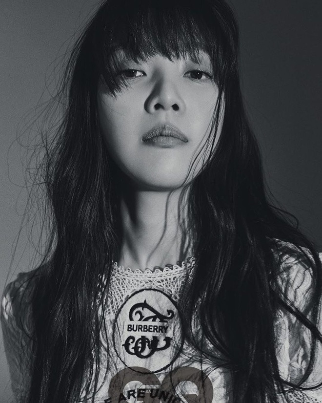 Nhiều người hâm mộ đánh giá cắt tóc mái là một trong những quyết định sáng suốt của Joy. Nó giúp gương mặt nữ thần tượng trông trẻ trung hơn. Bên cạnh đó, kiểu đầu như trợ thủ giúp giọng ca 23 tuổi dễ hóa thân vào phong cách thời thượng, cổ điển.