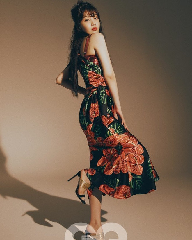 Những thiết kế mang hoạ tiết hoa bản to thường rất kén dáng. Nhiều người có thể trông già hơn nếu chọn màu sắc không hợp. Tuy nhiên, thành viên Red Velvet sở hữu điểm mạnh là gương mặt có nét đẹp cổ điển và làn da trắng mịn. Bởi vậy, cô luôn "cân" được những set đồ điệu đà.