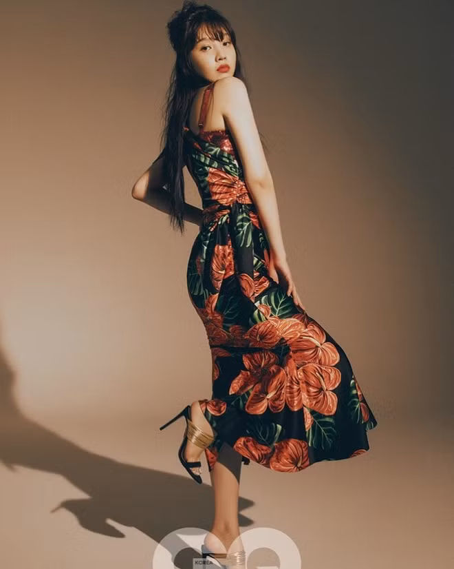 Những thiết kế mang hoạ tiết hoa bản to thường rất kén dáng. Nhiều người có thể trông già hơn nếu chọn màu sắc không hợp. Tuy nhiên, thành viên Red Velvet sở hữu điểm mạnh là gương mặt có nét đẹp cổ điển và làn da trắng mịn. Bởi vậy, cô luôn "cân" được những set đồ điệu đà.