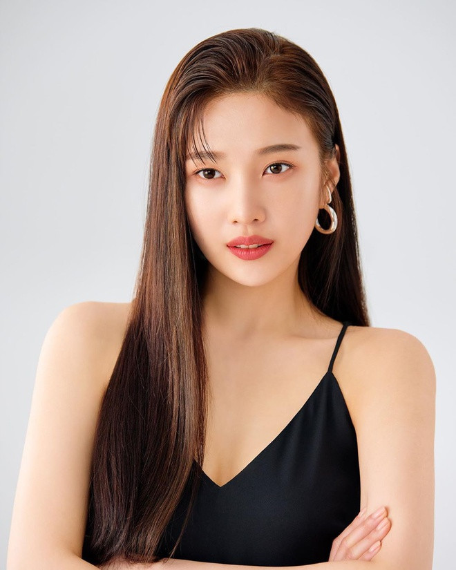 Thời gian gần đây, Joy không ngừng đổi mới bản thân khi xuất hiện với nhiều phong cách khác nhau. Điều này thể hiện rõ rệt ở cách ăn mặc và lối trang điểm của nữ thần tượng.