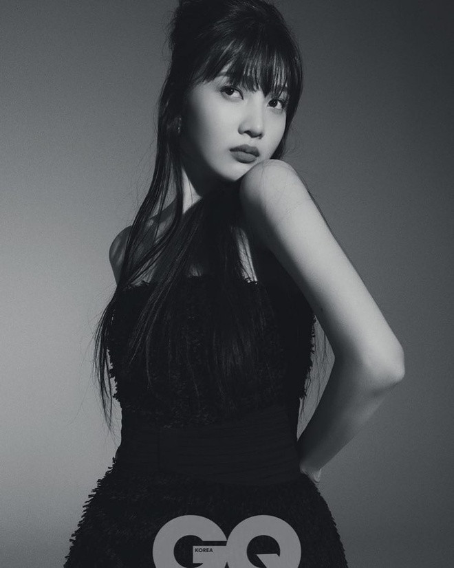 Bên cạnh những khoảnh khắc quyến rũ, Joy thành công chinh phục phong cách sang chảnh với kiểu tóc buộc nửa đầu. 9X luôn được đánh giá cao mỗi khi để tóc đen. Cô diện thiết kế cúp ngực, chiết eo giúp tôn lên vòng hai nhỏ nhắn.