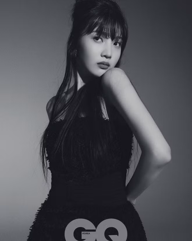 Bên cạnh những khoảnh khắc quyến rũ, Joy thành công chinh phục phong cách sang chảnh với kiểu tóc buộc nửa đầu. 9X luôn được đánh giá cao mỗi khi để tóc đen. Cô diện thiết kế cúp ngực, chiết eo giúp tôn lên vòng hai nhỏ nhắn.