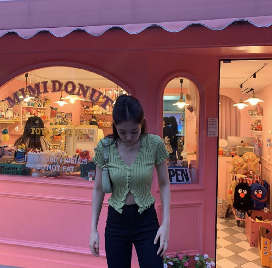 Kết hợp croptop với quần tregging cũng là sự lựa chọn ưa thích của Jennie