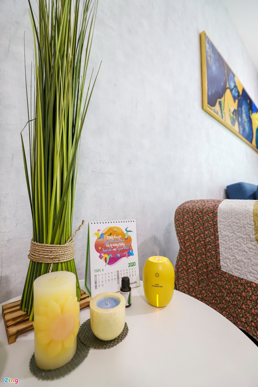 Những vật dụng nhỏ nhắn mang màu sắc tươi sáng được bố trí khắp nơi trong căn hộ giúp chủ nhà có thể tận hưởng cảm giác thư giãn ở mỗi góc nhìn.