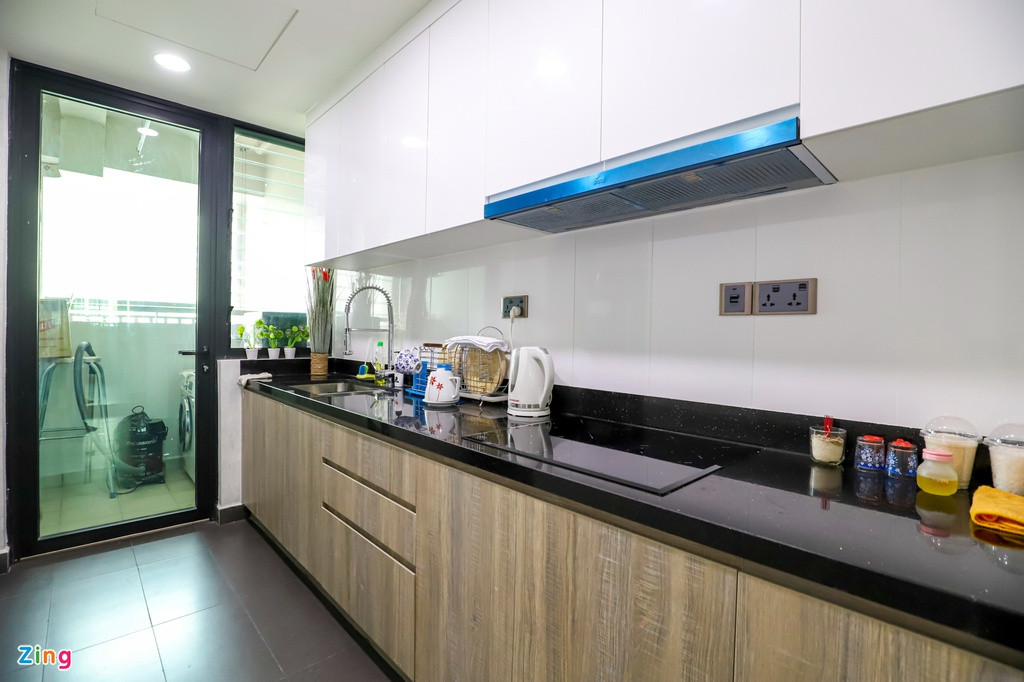 Căn bếp được bố trí riêng biệt như một hành lang kéo dài, nối liền với lô-gia nên thoáng mát và có ánh sáng tự nhiên.