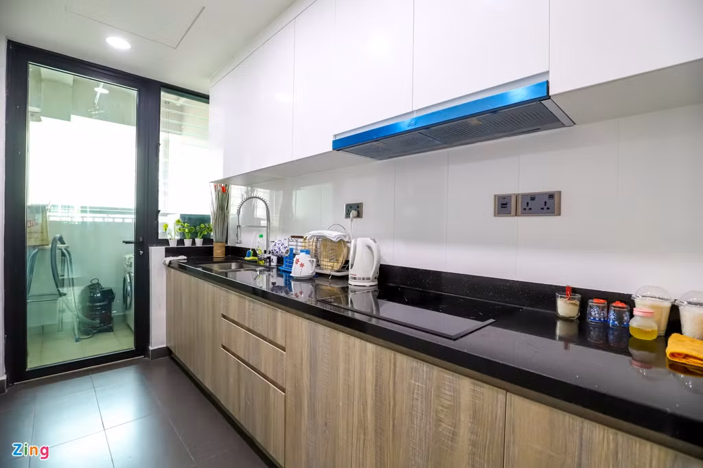 Căn bếp được bố trí riêng biệt như một hành lang kéo dài, nối liền với lô-gia nên thoáng mát và có ánh sáng tự nhiên.