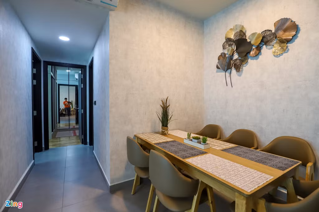 Hành lang hướng ra 2 phòng ngủ và nhà tắm được thiết kế rộng rãi, tạo không gian mở.