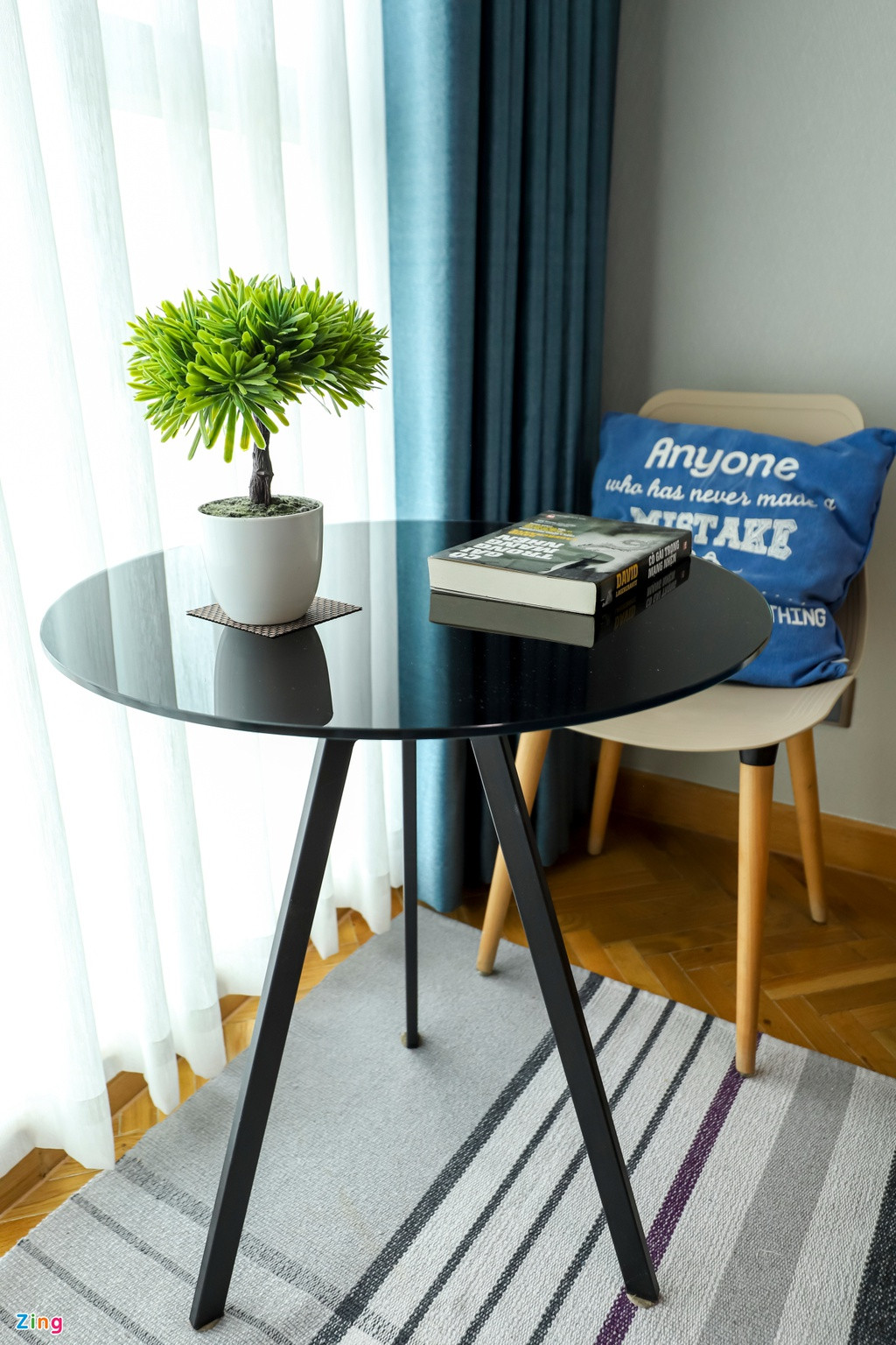 Là một người yêu thích đọc sách nên cạnh cửa sổ chị Quỳnh Trân cũng bố trí thêm một góc đọc sách trong phòng, vừa có thể làm bàn trà để thư giãn.