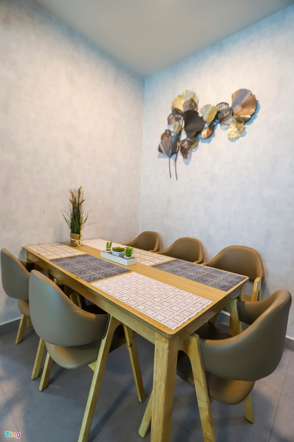 Mặc dù không lựa chọn sản phẩm nội thất quá đắt tiền, chị Quỳnh Trân luôn bố trí thêm những đồ trang trí bắt mắt hoặc các vật dụng cầu kỳ để giữ được sự sang trọng, chỉn chu.