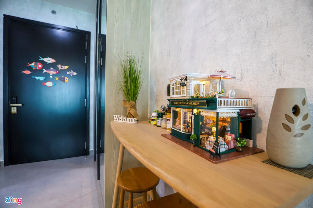 Chủ nhân cũng tạo ra nhiều điểm nhấn trong không gian chung để căn hộ bớt trống trải, đồng thời thể hiện được cá tính riêng của chủ nhà.