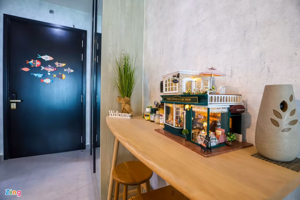 Chủ nhân cũng tạo ra nhiều điểm nhấn trong không gian chung để căn hộ bớt trống trải, đồng thời thể hiện được cá tính riêng của chủ nhà.