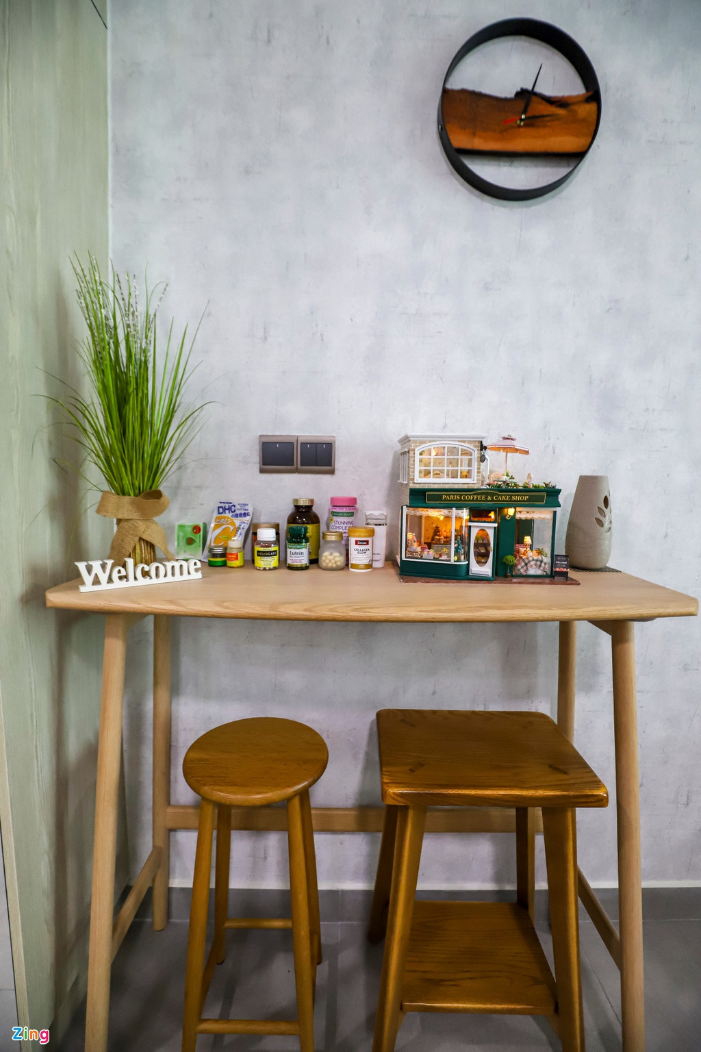 Các vật dụng đều được lựa chọn với gam màu nhẹ, đơn giản và có xu hướng gần gũi với thiên nhiên, mang đến một tinh thần trong lành. Toàn bộ đồ đạc trong nhà đều được chị Trân tự tay lựa chọn, tìm kiếm ở nhiều nơi nên có mức giá phải chăng mà vẫn phong cách.