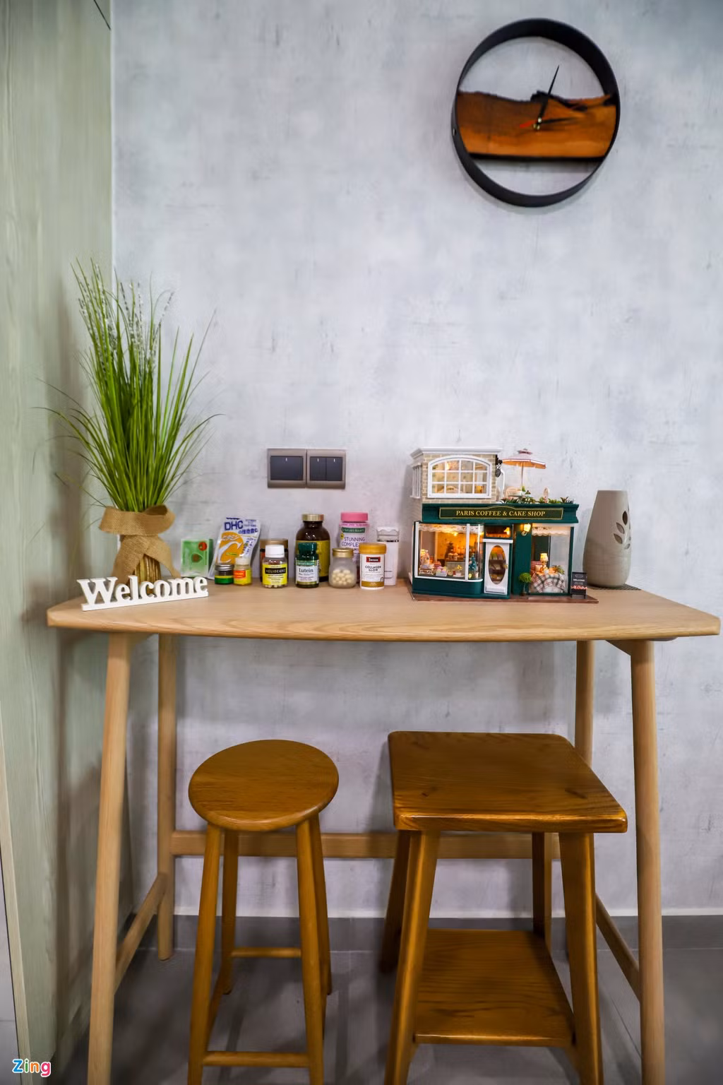 Các vật dụng đều được lựa chọn với gam màu nhẹ, đơn giản và có xu hướng gần gũi với thiên nhiên, mang đến một tinh thần trong lành. Toàn bộ đồ đạc trong nhà đều được chị Trân tự tay lựa chọn, tìm kiếm ở nhiều nơi nên có mức giá phải chăng mà vẫn phong cách.