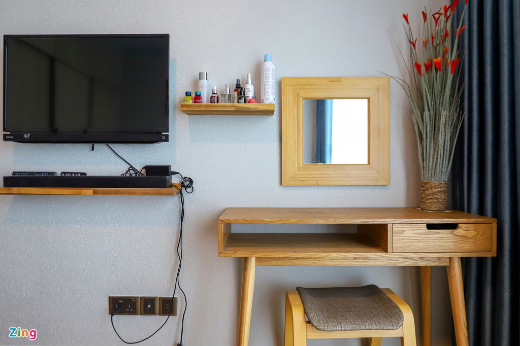 Góc bàn trang điểm cũng là một thiết kế đơn giản, ấn tượng và phù hợp với mục đích sử dụng. Ngoài ra có thể sử dụng như một bàn làm việc trong phòng khi cần thiết.