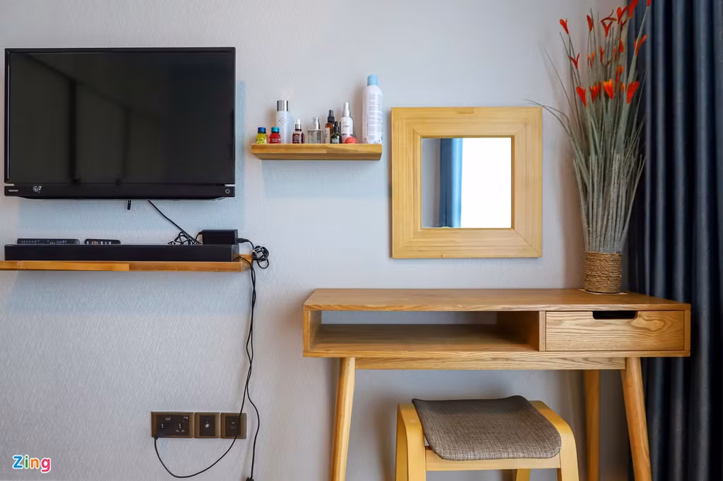 Góc bàn trang điểm cũng là một thiết kế đơn giản, ấn tượng và phù hợp với mục đích sử dụng. Ngoài ra có thể sử dụng như một bàn làm việc trong phòng khi cần thiết.