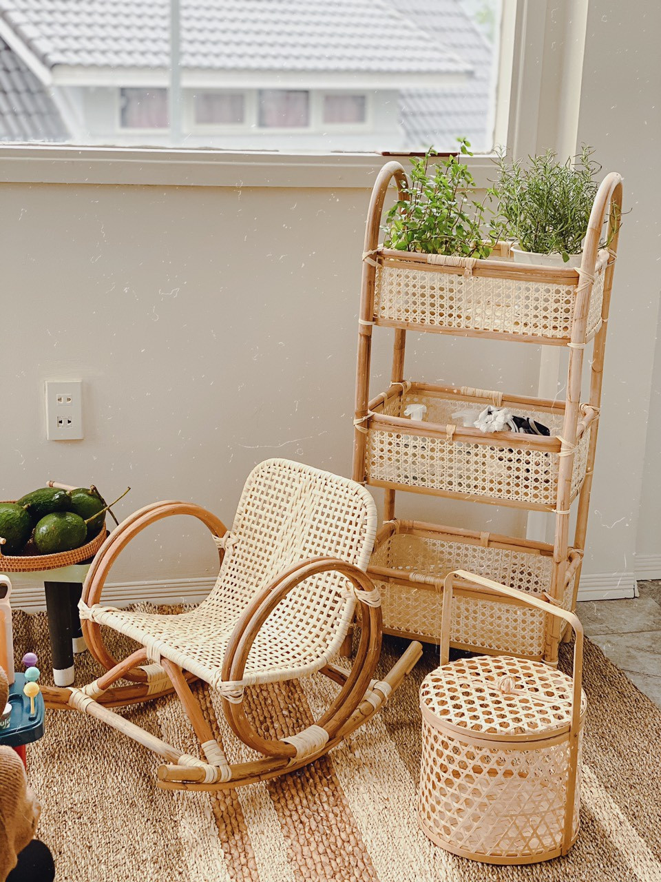 Không gian bếp của gia đình tận dụng hàng mây tre của Việt Nam vừa bảo vệ môi trường vừa hợp xu hướng thế giới. "Chỗ vui chơi của con được đặt trong khu vực bếp để mình vừa nấu nướng vừa dễ dàng quan sát".