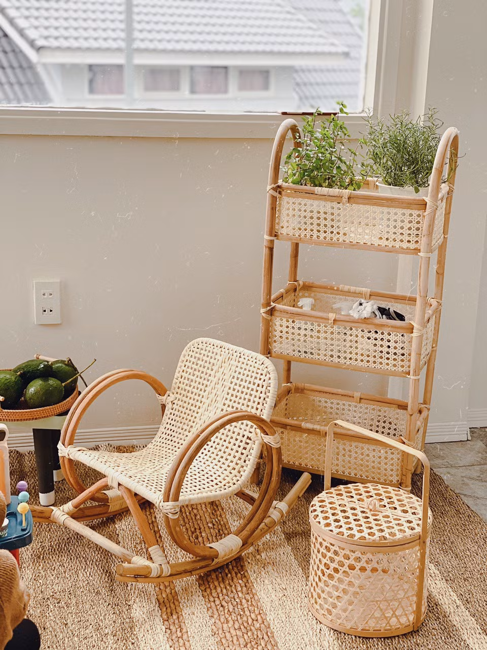 Không gian bếp của gia đình tận dụng hàng mây tre của Việt Nam vừa bảo vệ môi trường vừa hợp xu hướng thế giới. "Chỗ vui chơi của con được đặt trong khu vực bếp để mình vừa nấu nướng vừa dễ dàng quan sát".