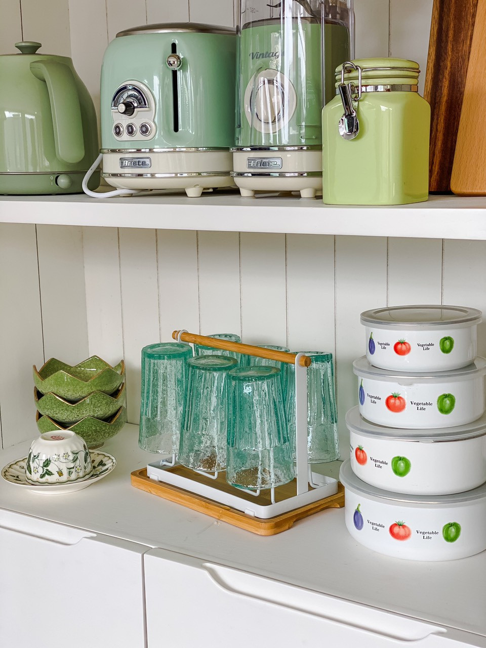 Góc nổi bật và được chủ nhà yêu thích nhất phải kể đến bộ tủ trắng đựng ly, chén. Từ cái chén, đĩa hay ly bé nhất cũng tuân thủ đúng quy tắc chọn màu. Cân đối được phong cách chủ đạo, giá và công dụng của từng món đồ trang trí khi mua sắm là cách dễ dàng nhất để bạn thêm yêu căn bếp của mình.