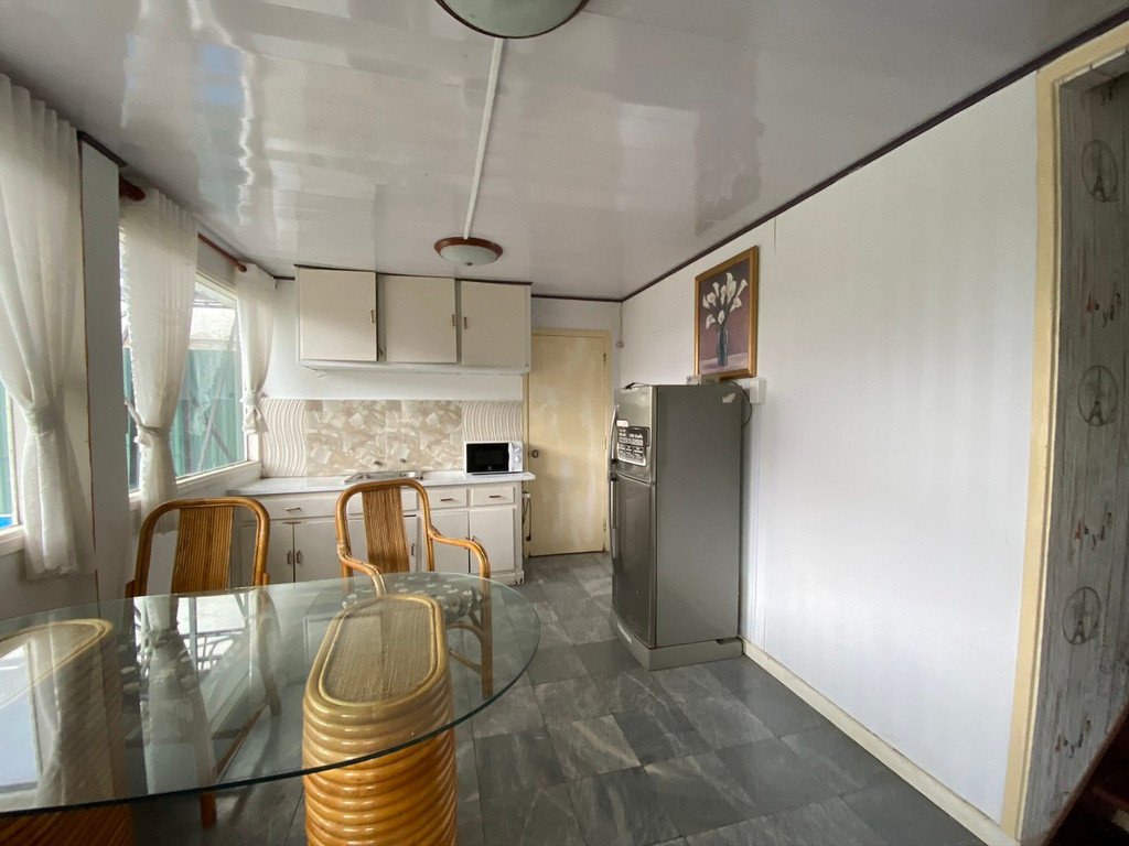 Toàn bộ nhà vốn là gỗ ván ép nên khá ẩm mốc, ọp ẹp. Khi cải tạo, cả nhà lột hết phần ván ra, lót mút cách âm và phủ thạch cao để tạo cảm giác mới, thông thoáng hơn. Chị Việt Anh tận dụng gỗ thông, xử lý bề mặt và phủ sơn làm nội thất. Chị đặt trên kệ gỗ các loại cây gia vị như rose mary, nhất mạt hương, bạc hà tỏa hương thơm mát.