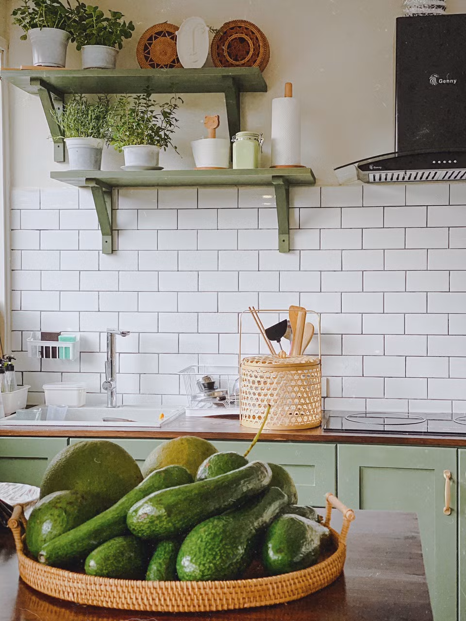 Căn bếp có diện tích chừng 10 m2. Sau 2 tuần sửa chữa, khoảng 80% không gian đã hoàn thành. Phần thô và nội thất có giá khoảng 40-50 triệu đồng. "Sau nhiều lần sửa nhà, cửa hàng, do tính mê decor nên mình mua dư và phí rất nhiều. Đợt này rút kinh nghiệm, mình vẽ ra các khu cũng như xác định rõ cần trang trí hay theo phong cách gì. Bên cạnh đó, mình tham gia nhiều hội nhóm để tìm tòi mặt hàng độc", chị Việt Anh cho biết.