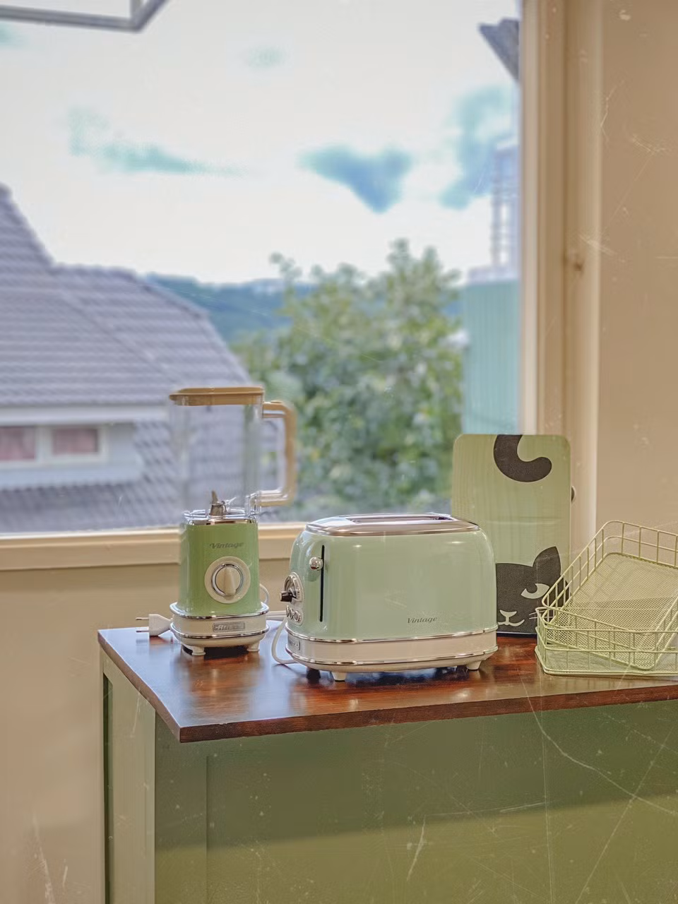 Việt Anh chia sẻ bí quyết chỉ nên chọn 2-3 tông màu chủ đạo xuyên suốt để nới rộng không gian và không bị rối mắt. Căn bếp nổi bật với sự kết hợp của xanh bơ, gỗ nâu và trắng. Các vật dụng, nội thất cũng được chọn lựa, sắp xếp sao cho có màu sắc tương đồng.