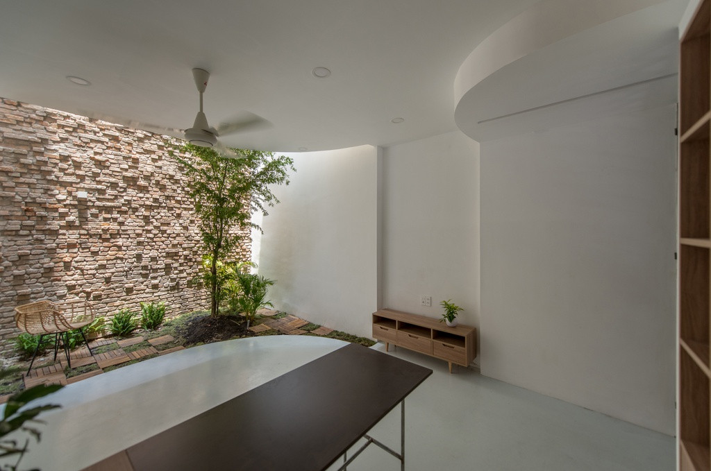 Mặc dù có vị trí thấp, tầng trệt vẫn có thể đón ánh sáng và gió tự nhiên.