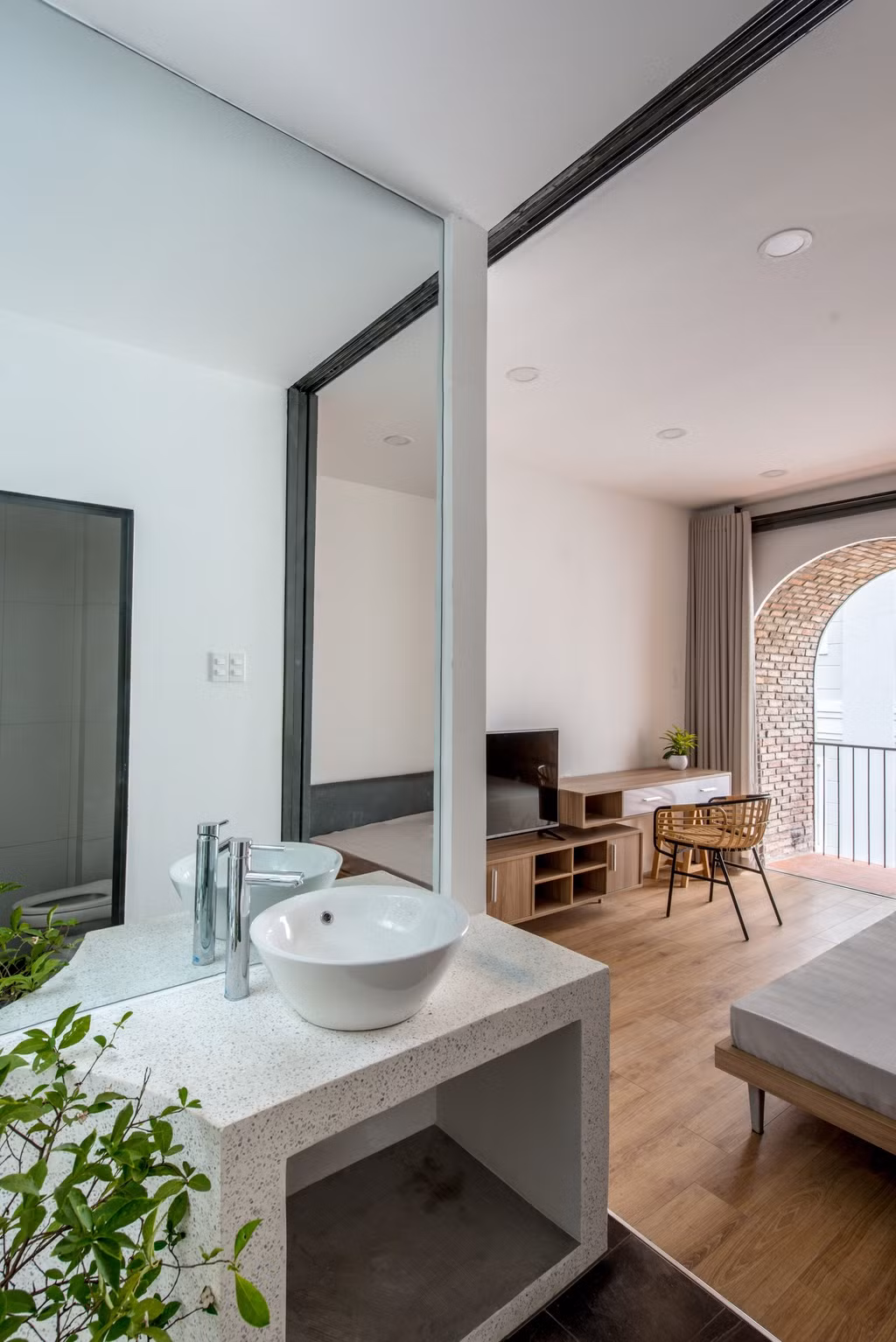 Sự thay đổi của vật liệu, lay động của mảng xanh, đa dạng của ánh sáng làm phong phú thêm cảm nhận của người sử dụng.