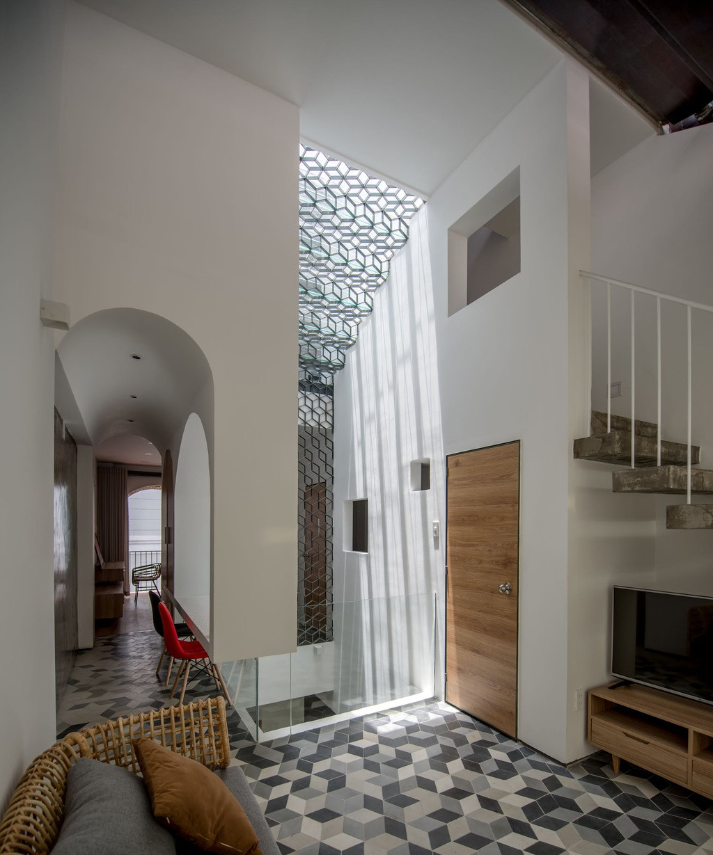 Cầu thang thay đổi vị trí từng tầng, xoay quanh 2 giếng trời chính, phụ tạo một hành trình sinh động qua các không gian.