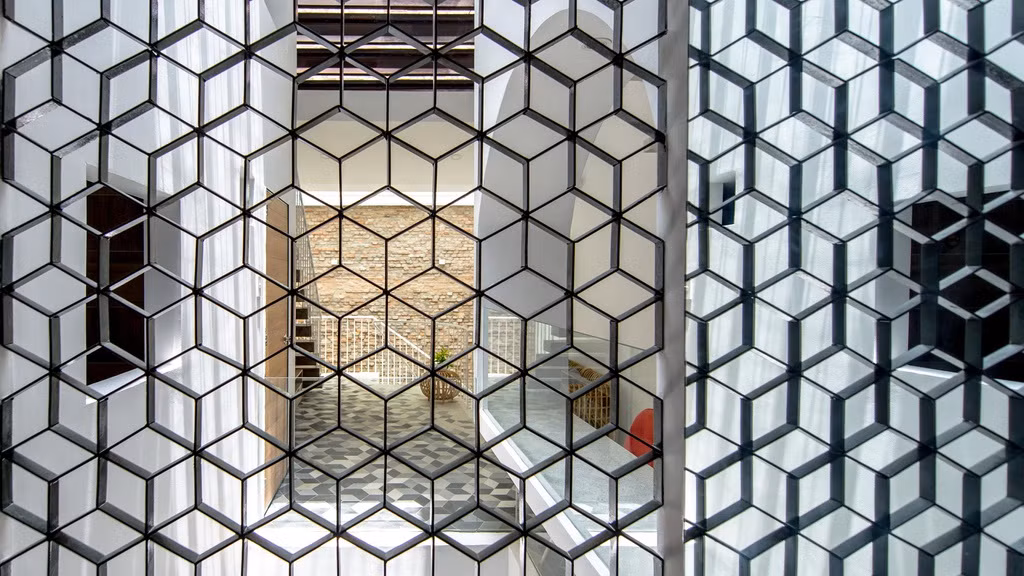 Họa tiết hình lục giác xếp chồng được sử dụng thường xuyên trong các khung cửa và nền gạch như một nét đặc trưng của công trình.