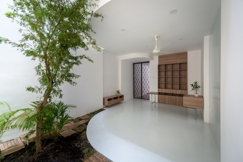 Khu sinh hoạt chính của tầng trệt nằm ở phía trong.