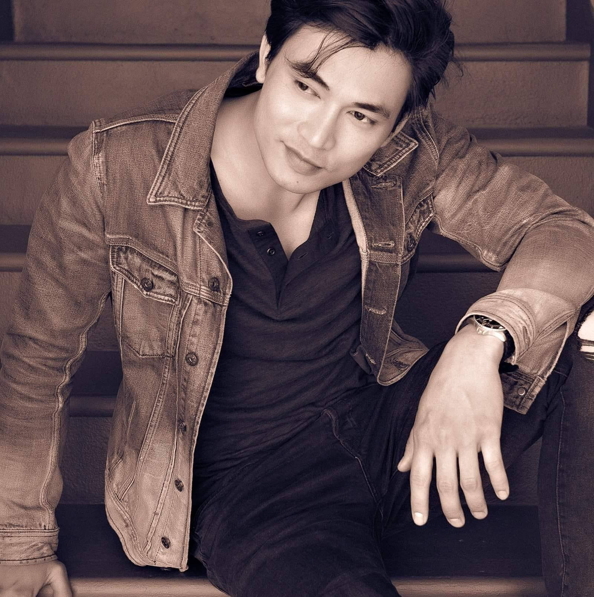 Theo tiết lộ từ Anh Huy, trong ba tháng, anh đã tập luyện kỹ năng diễn xuất, phân tích tâm lý nhân vật và học võ, cưỡi ngựa. "Thúc Sinh là vai diễn điện ảnh đầu tiên của tôi, nên bản thân khá lo lắng. Sau khi nhận vai, tôi quyết định xin nghỉ việc để sắp xếp trở lại Việt Nam từ đầu năm nay. Tôi tham gia lớp học diễn xuất với sự theo sát của cô Kathy Uyên, luyện võ thuật hành động cùng thầy Tuấn Nguyễn", anh kể.