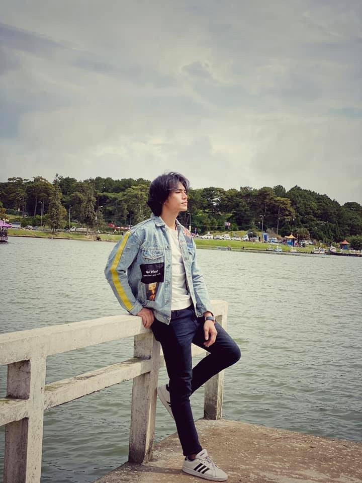 br/> Anh Huy còn yêu thích âm nhạc, tập gym, đi môtô.