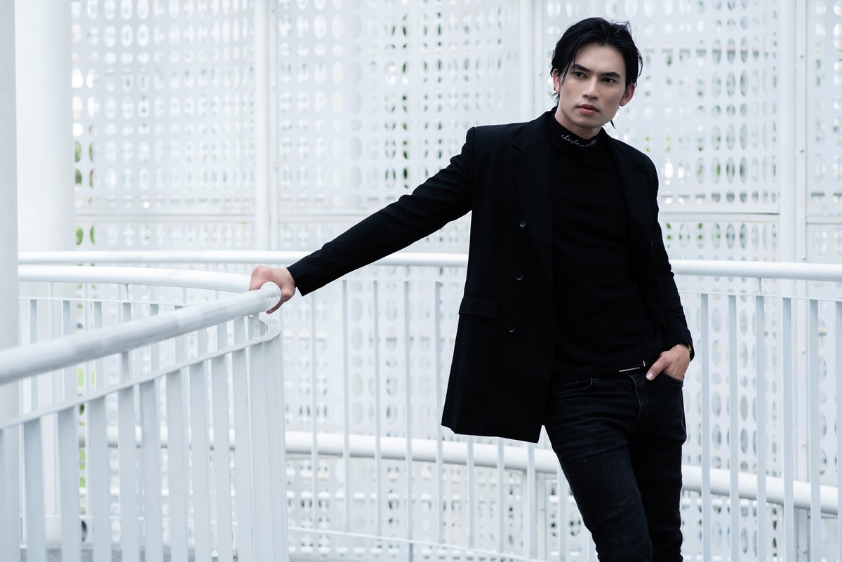 Nói về nhân vật Thúc Sinh, Anh Huy cho rằng vai diễn nặng tâm lý tình cảm. Hơn nữa, phim cổ trang lại càng khó với một gương mặt mới. Người mẫu chia sẻ: "Hình ảnh Thúc Sinh không còn xa lạ với nhiều người. Làm thế nào để nhân vật trở nên lạ mà quen trên màn ảnh là điều tôi luôn đau đáu trăn trở. NSƯT Phi Tiến Sơn đã phác họa Thúc Sinh rất sinh động với nhiều tâm huyết. Đây cũng là áp lực lớn của tôi. Thú thực tôi nghiền ngẫm kịch bản đến mức thuộc luôn phần thoại của bạn diễn".